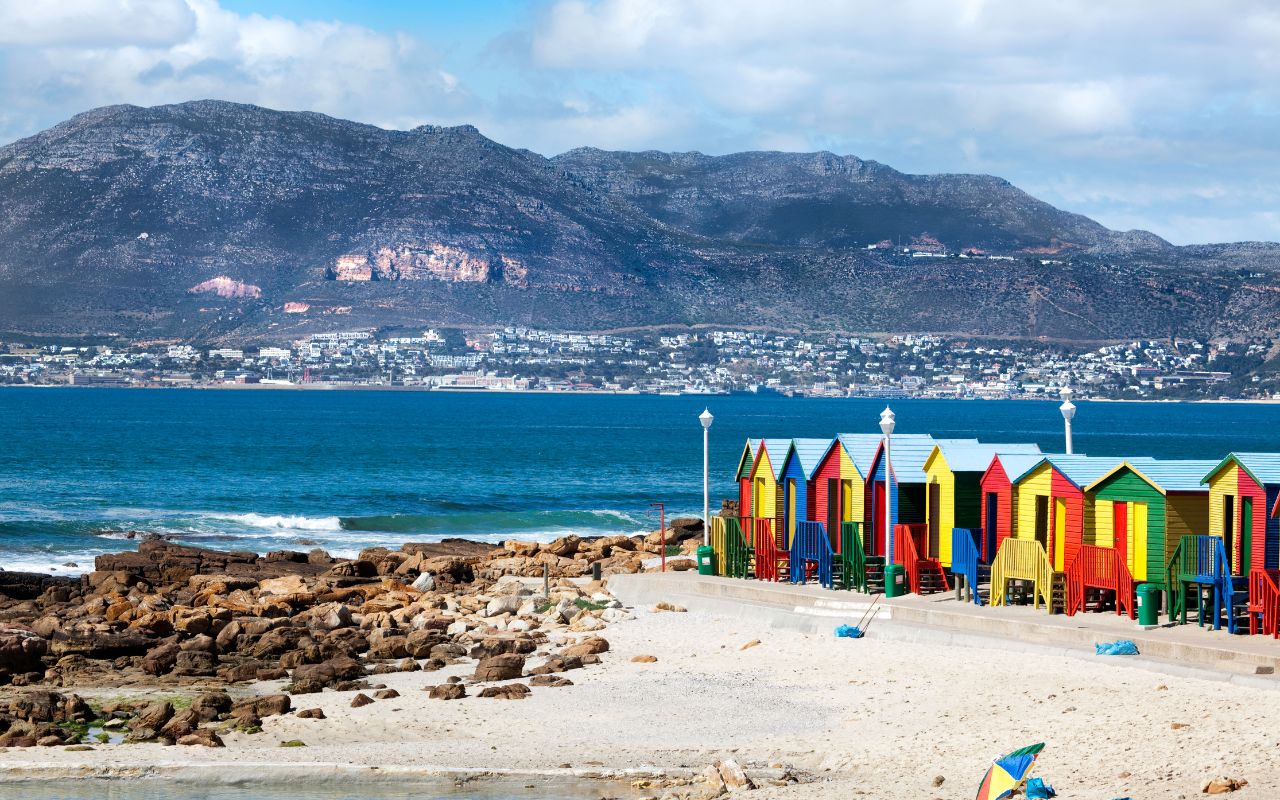 Praia Colorida com montanhas ao fundo na cidade de Cape Town na África do Sul