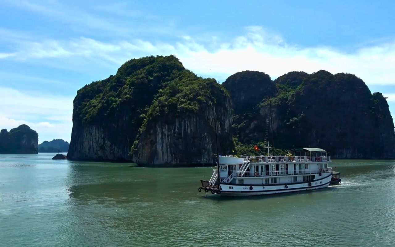 Barco tradicional Vietnamita na Baía de Ha Long - norte do Vietnã