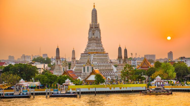 Templo Wat Arun em Bangkok na Tailândia