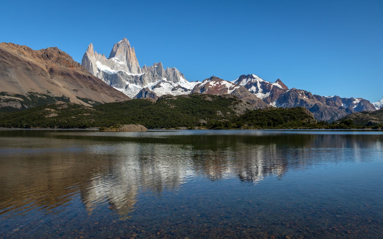 Laguna Capri com vista para montanha Fitz Roy - Patagônia Argentina