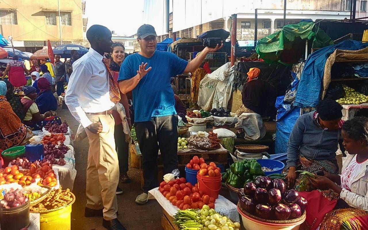 Peter Goldschmidt no mercado central de Arusha na Tanzânia - África