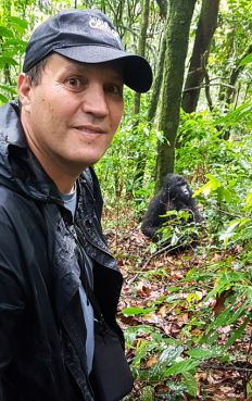 Peter Goldschmidt próximo a um gorila na reserva Biwindi