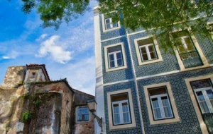 Fachada de casas no bairro Alfama em Lisboa - Portugal