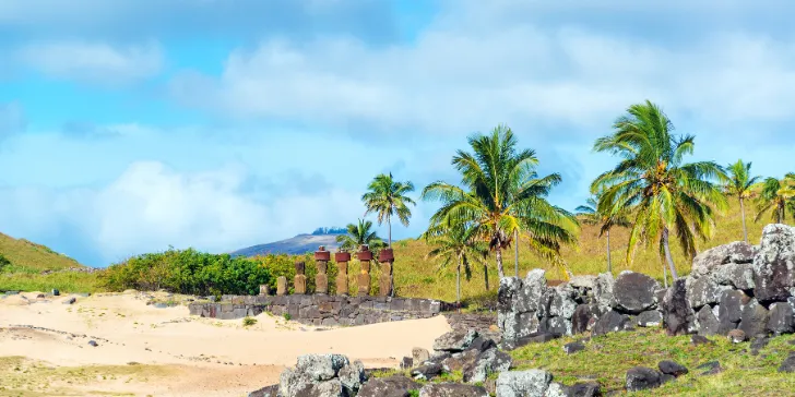 Praia de Anakena com seus Moais na Ilha de Páscoa - Chile