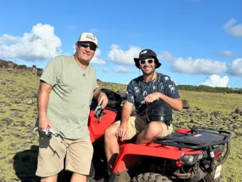 Peter e Erick Goldschmidt em passeio de quadriciclo pela Ilha de Páscoa - Chile