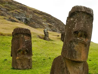 Moais no vulcão Rano Raraku na Ilha de Páscoa - Chile