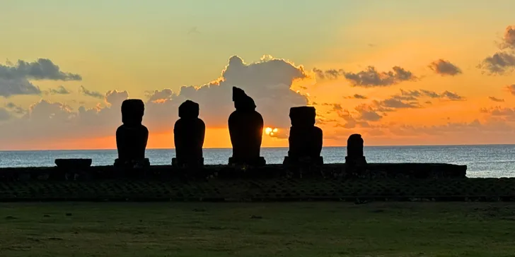 Tahai no pôr do sol na Ilha de Páscoa - Chile