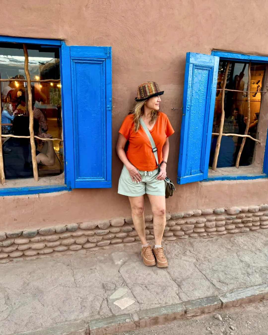 Sandra Goldschmidt na Rua Calle Caracoles em San Pedro de Atacama