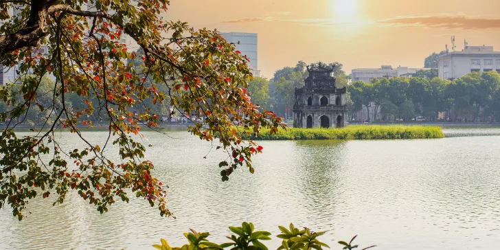 Lago Hoan Kiem em Hanói no Vietnã