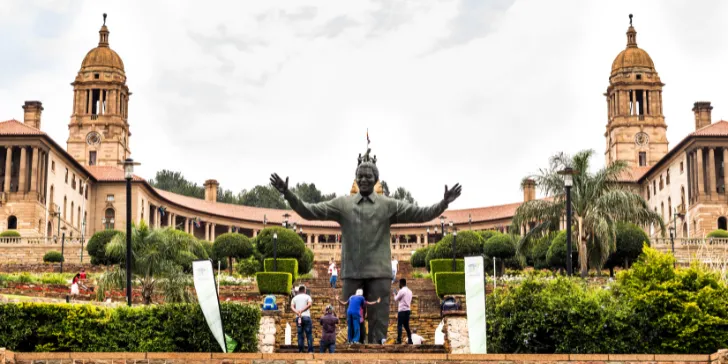 Esyátua de Nelson Mandela em Joanesburgo na África do Sul
