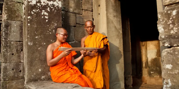 Monges Budistas no Templo Bayon em Siem Reap no Camboja
