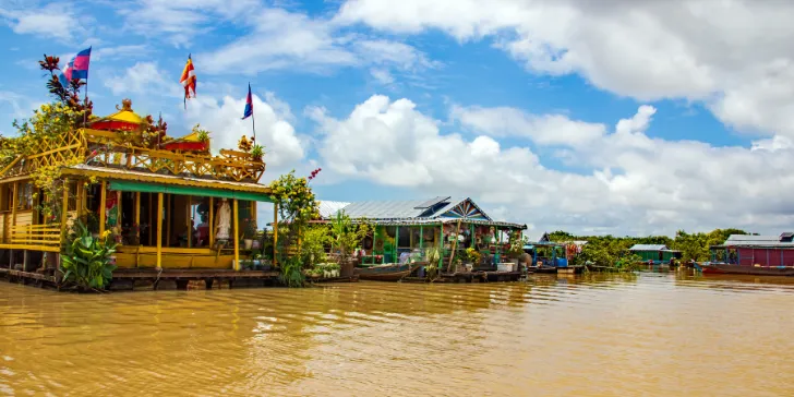 Pequeno templo no lago Tonle Sap em Siem Reap - Camboja