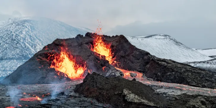 Vulcão Fagradalsfjall na islândia