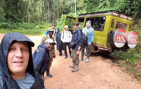 Peter Goldschmidt, guias e amigos no trekking do Parque Nacional Impenetrável de Bwindi