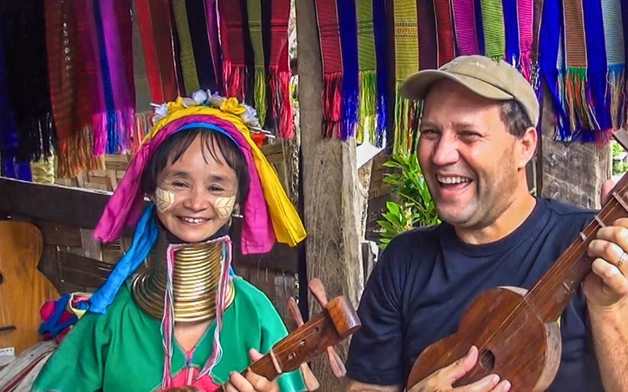 Mulher do pescoço longo em uma vila em Mae Hong Son - Norte da Tailândia