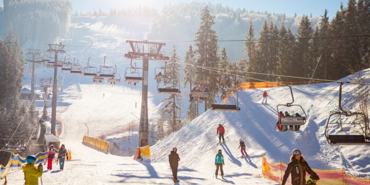 esquiadores-no-teleferico-subindo-na-estacao-de-esqui_Pacotes para Bariloche